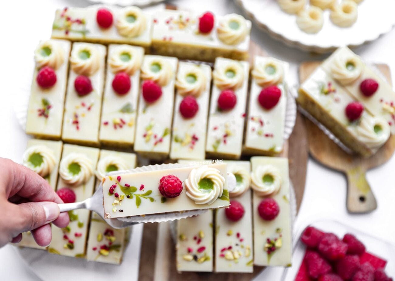 Pistachecake Met Witte Chocolade Kookmutsjes