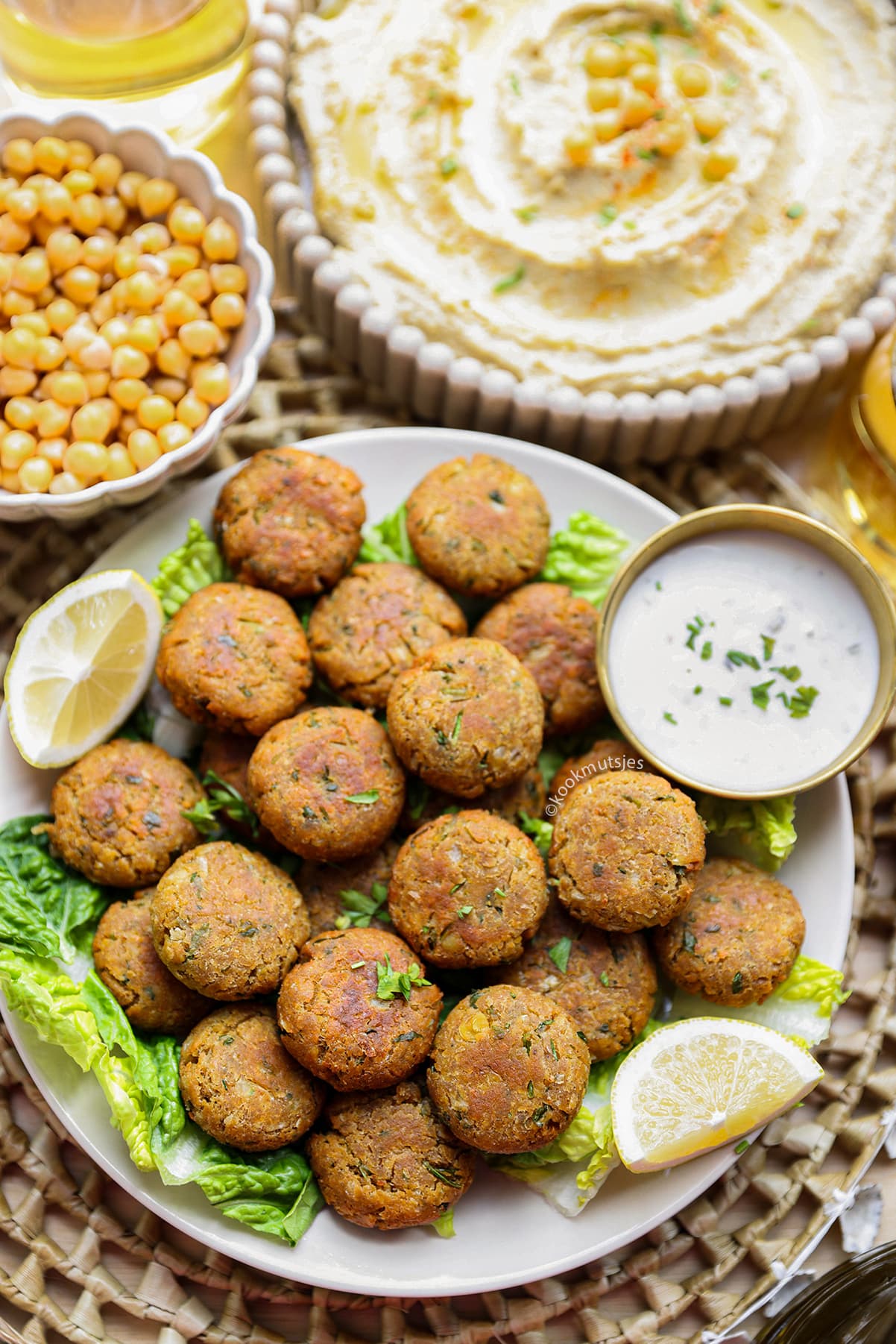 Close-up van doorgesneden falafel met groene kruidenvulling en krokante korst