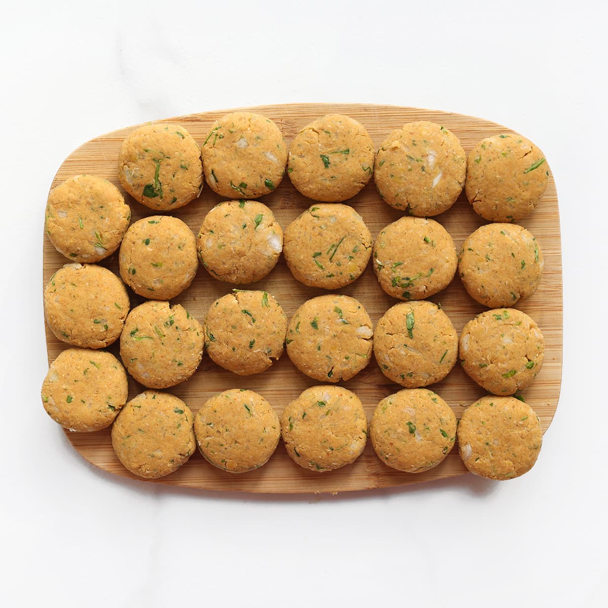 Falafel vormen tot ronde platte bollen