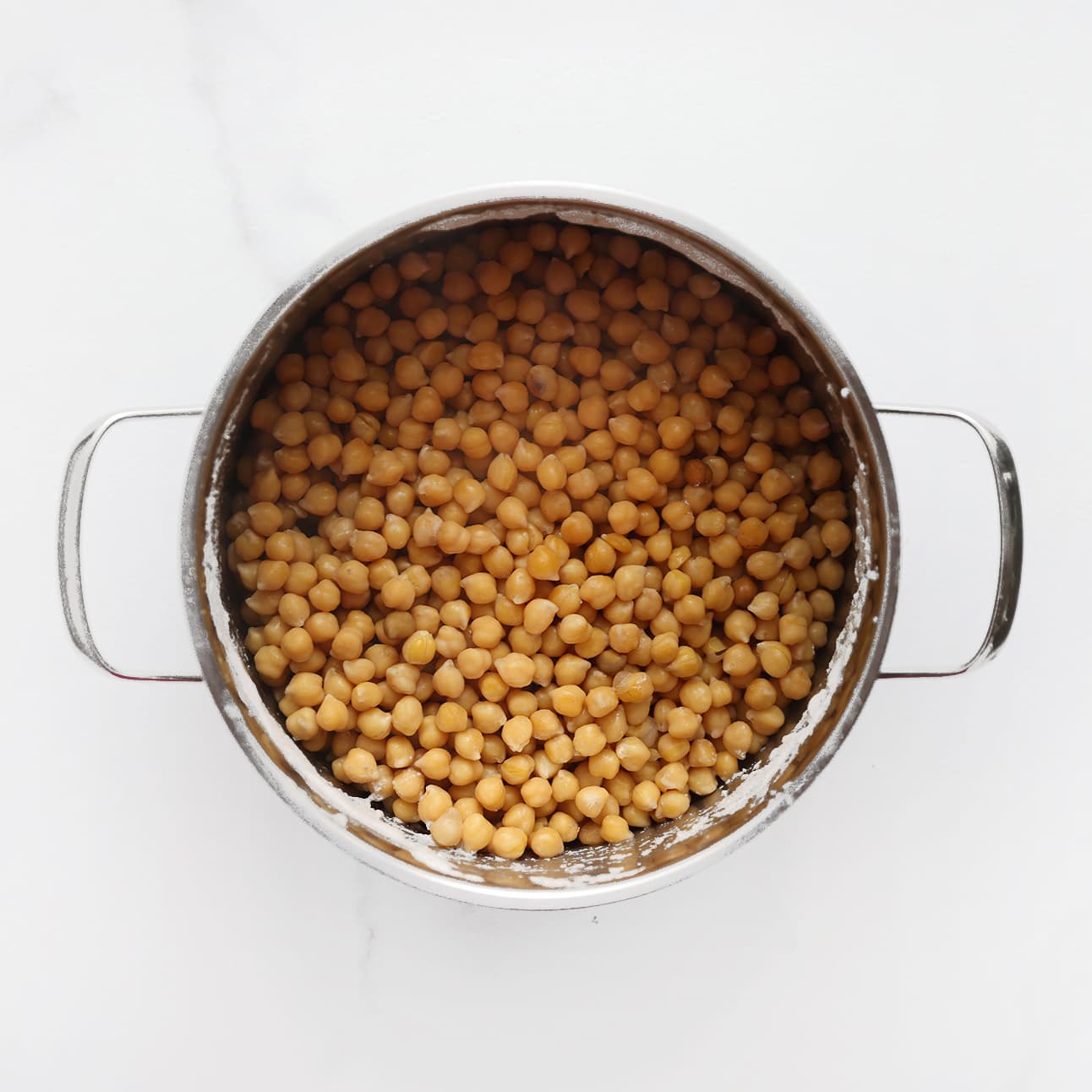 Kikkererwten gaar koken in een pan met water