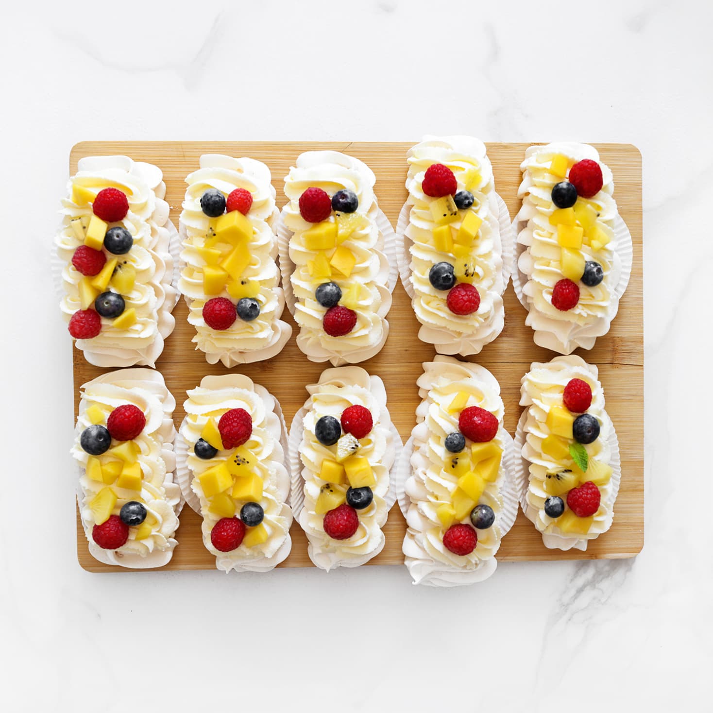 Pavlova garneren met fruit