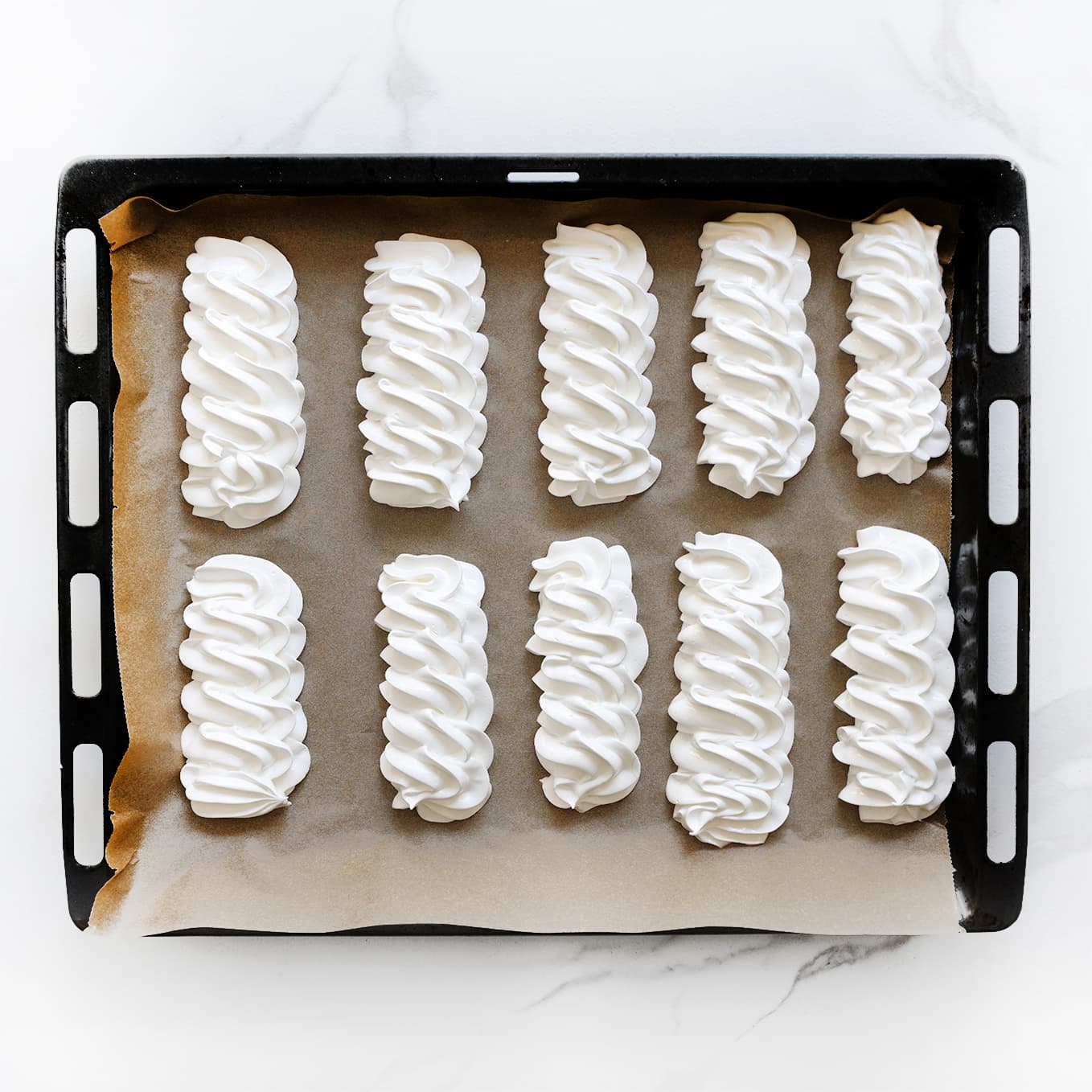 Pavlova op bakplaat spuiten