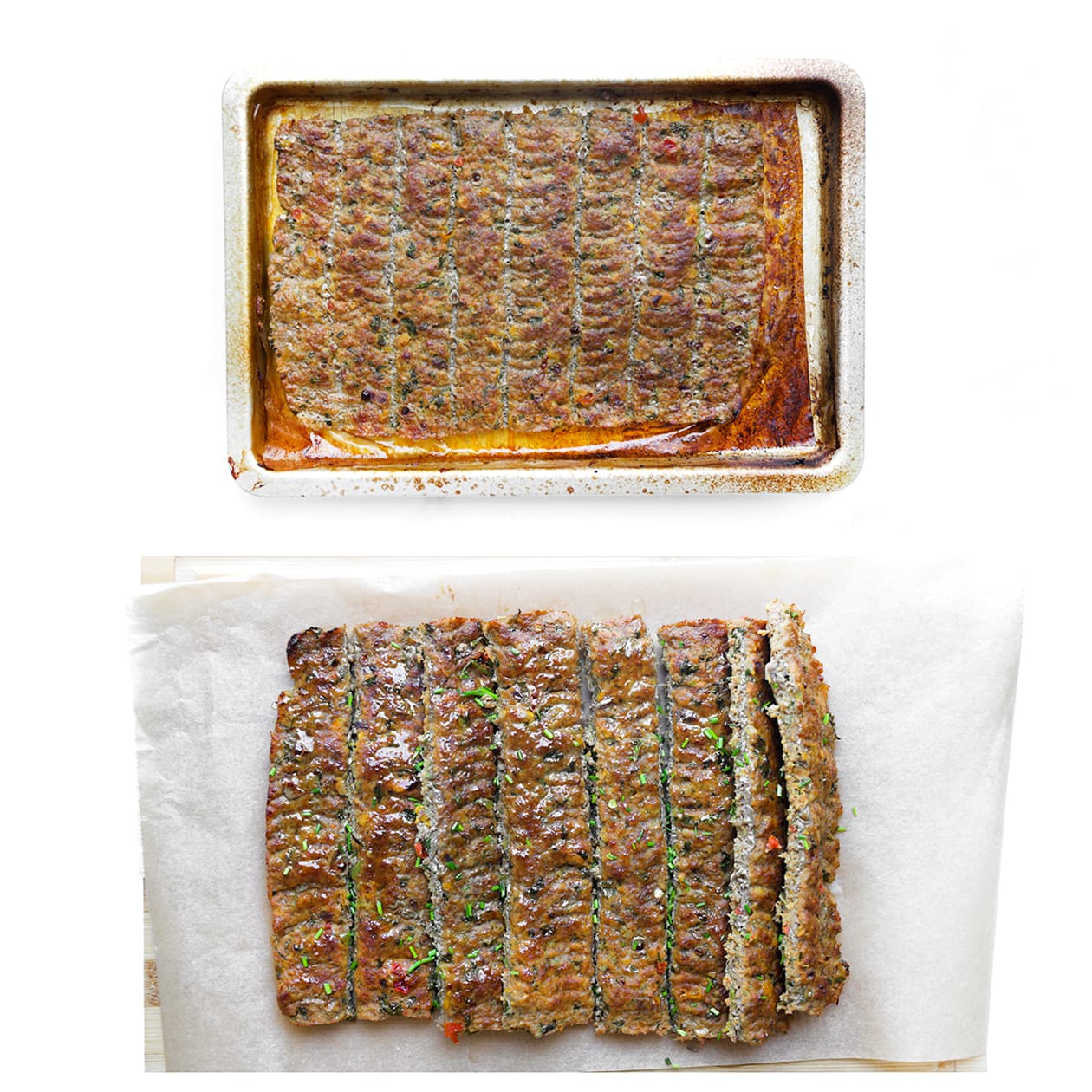 Adana kebab van kip bakt goudbruin in de oven.
