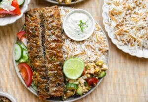 Adana kebab geserveerd op een bord, vers uit de oven.