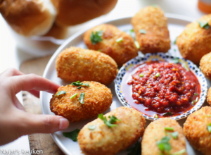 Cheezy Chicken Rolls (video)