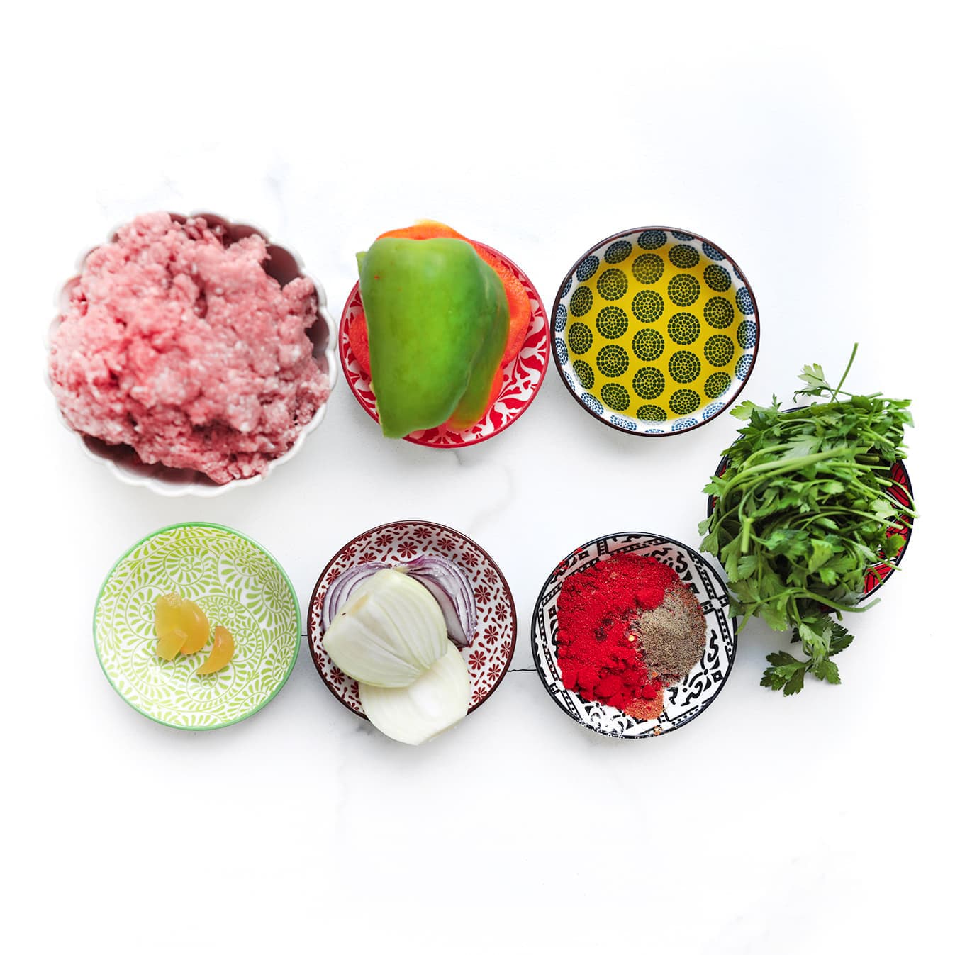 Alle ingrediënten voor adana kebab van kip overzichtelijk klaargelegd.