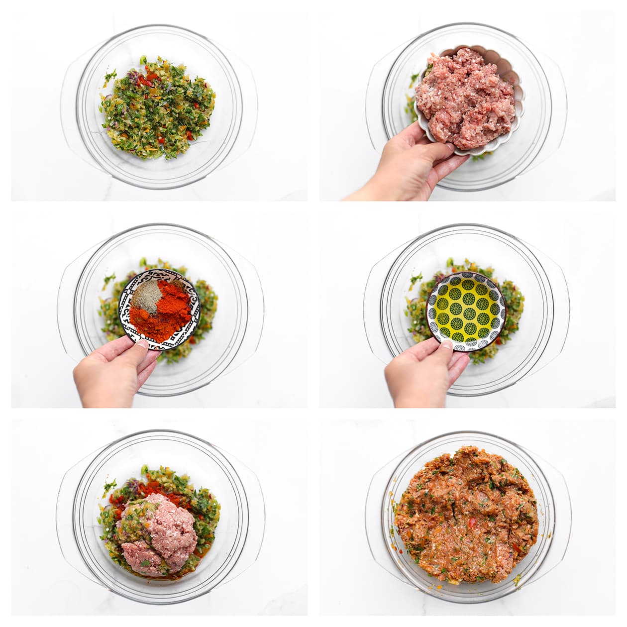 Kipgehakt wordt gemengd met paprika, ui, peterselie, knoflook en kruiden.