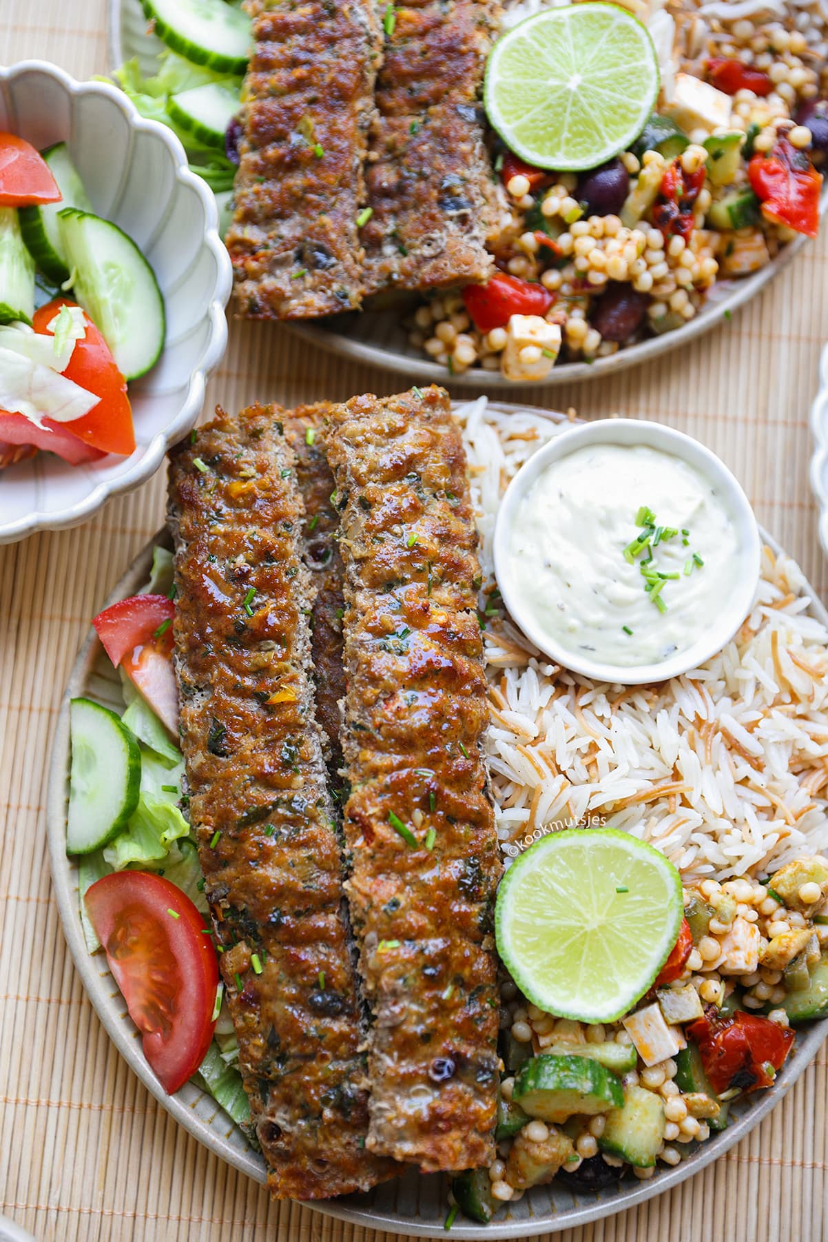 Kruidige adana kebab van kip geserveerd op een schaal, vers uit de oven.