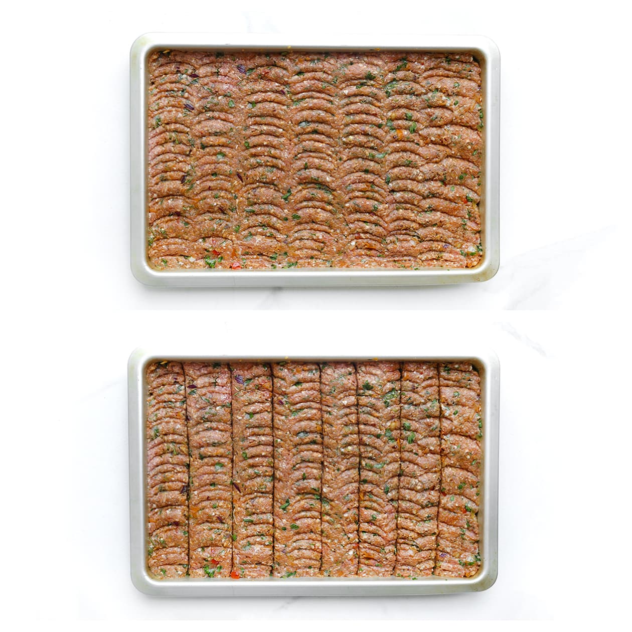 Met een lepel wordt het kenmerkende patroon in de adana kebab gedrukt.
