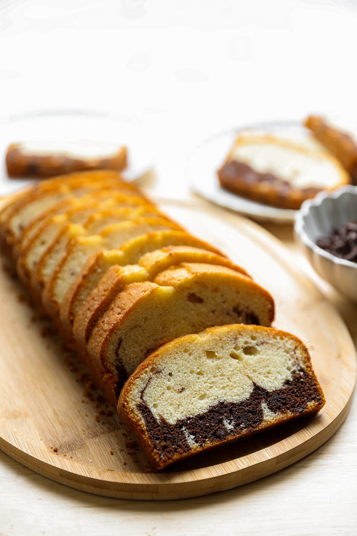 Aangesneden marmercake waarbij het gemarmerde patroon van chocolade en vanille zichtbaar is
