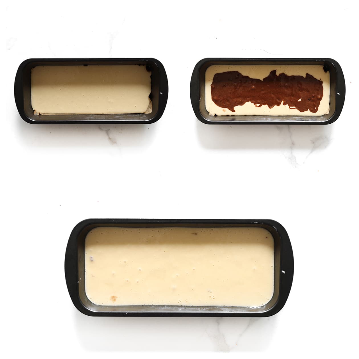 Bakvorm vullen met neutrale cakebeslag en chocoladebeslag voor de marmer effect in de cake.