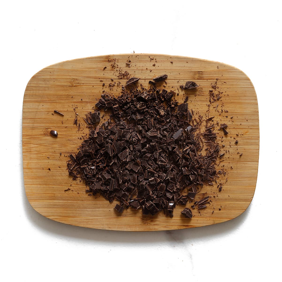 Chocolade in kleine stukken snijden voor de marmercake