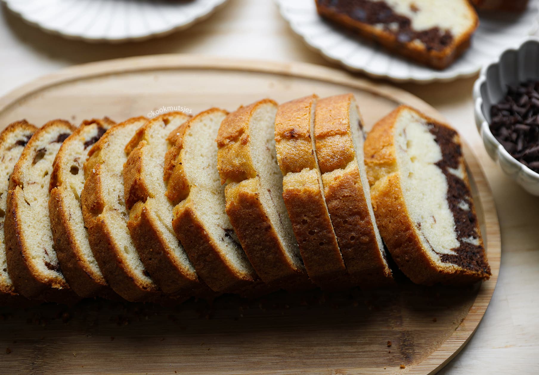 Plakjes marmercake van bovenaf met zichtbaar chocolade- en vanillepatroon