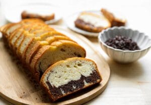 Luchtige marmercake met een mooi chocolade- en vanillepatroon op een serveerbord