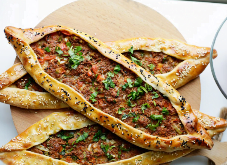 Turkse pide met gehakt