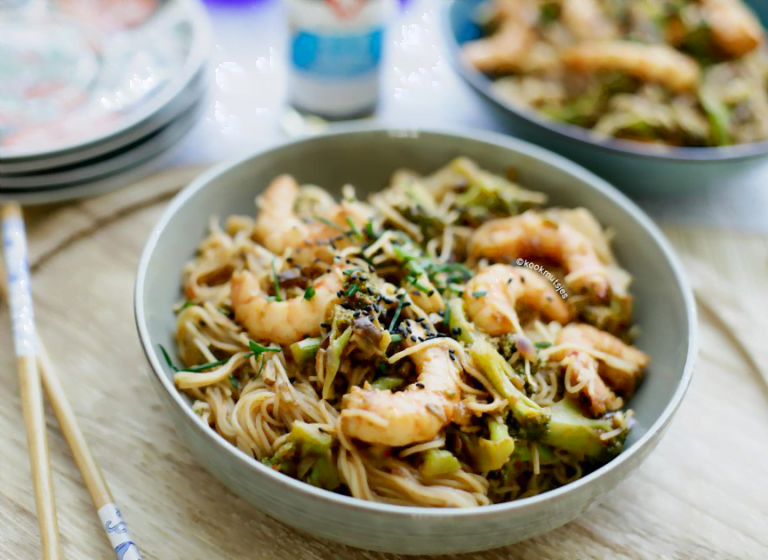 Wok met groentes en garnalen