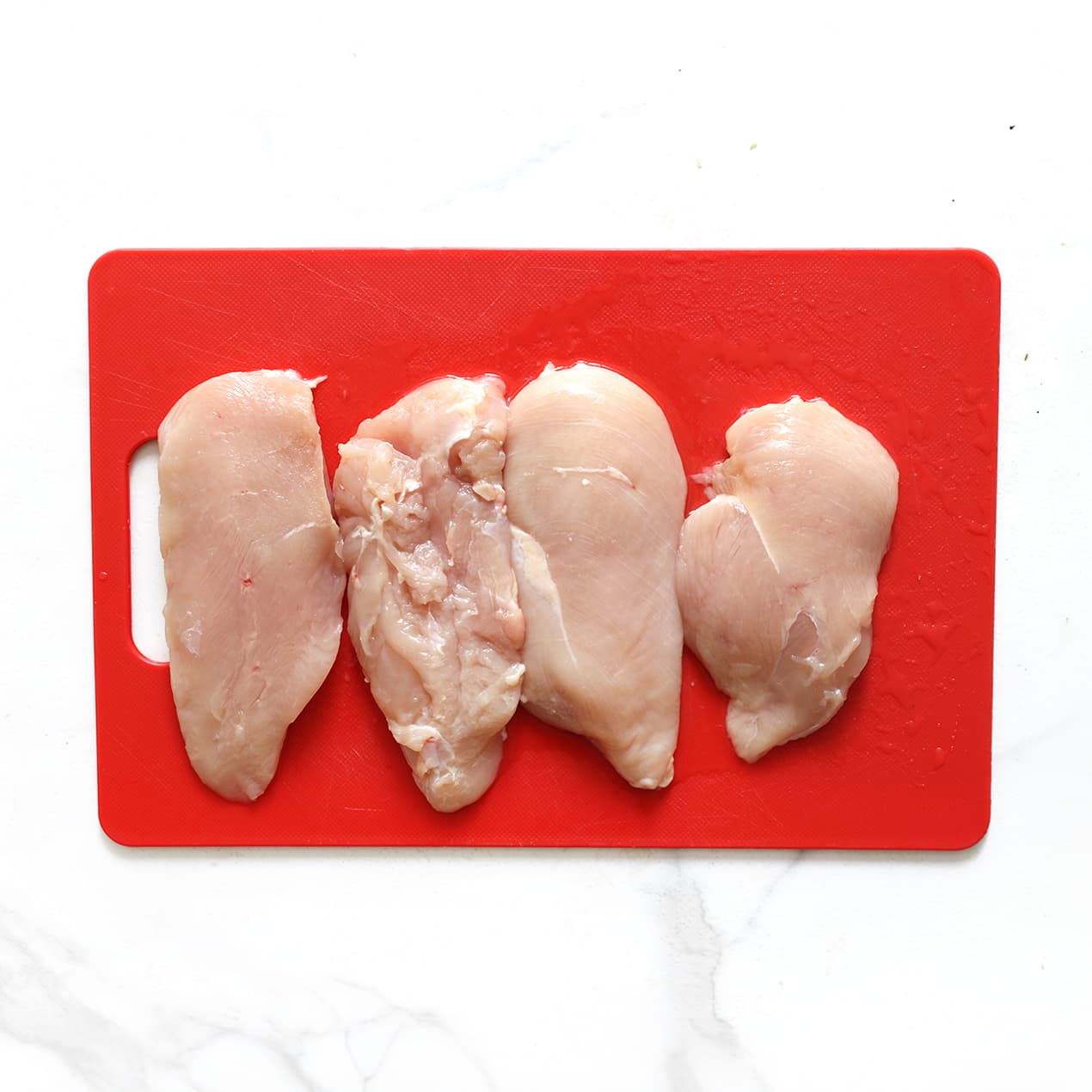 Kipfilet in stukken snijden voor de kip in champignonsaus