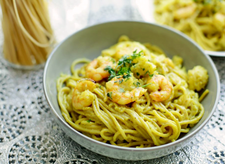 Spaghetti met kerriesaus en bloemkool