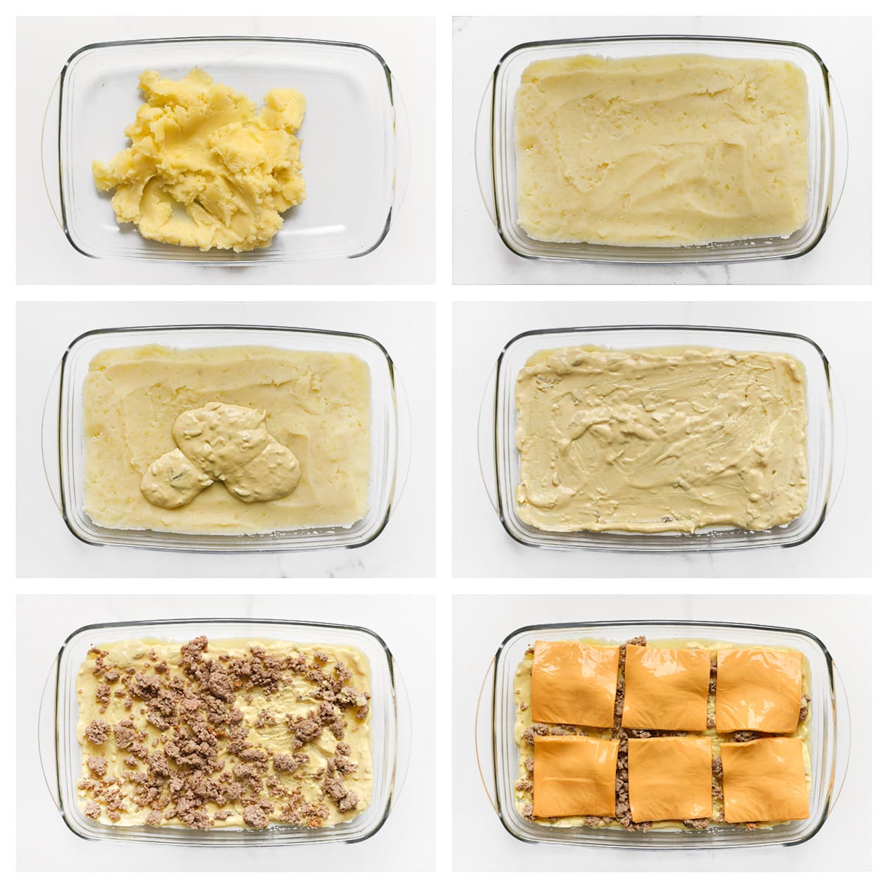 Aardappelpuree, saus, gehakt en cheddar kaas verdelen over een schaal kopie