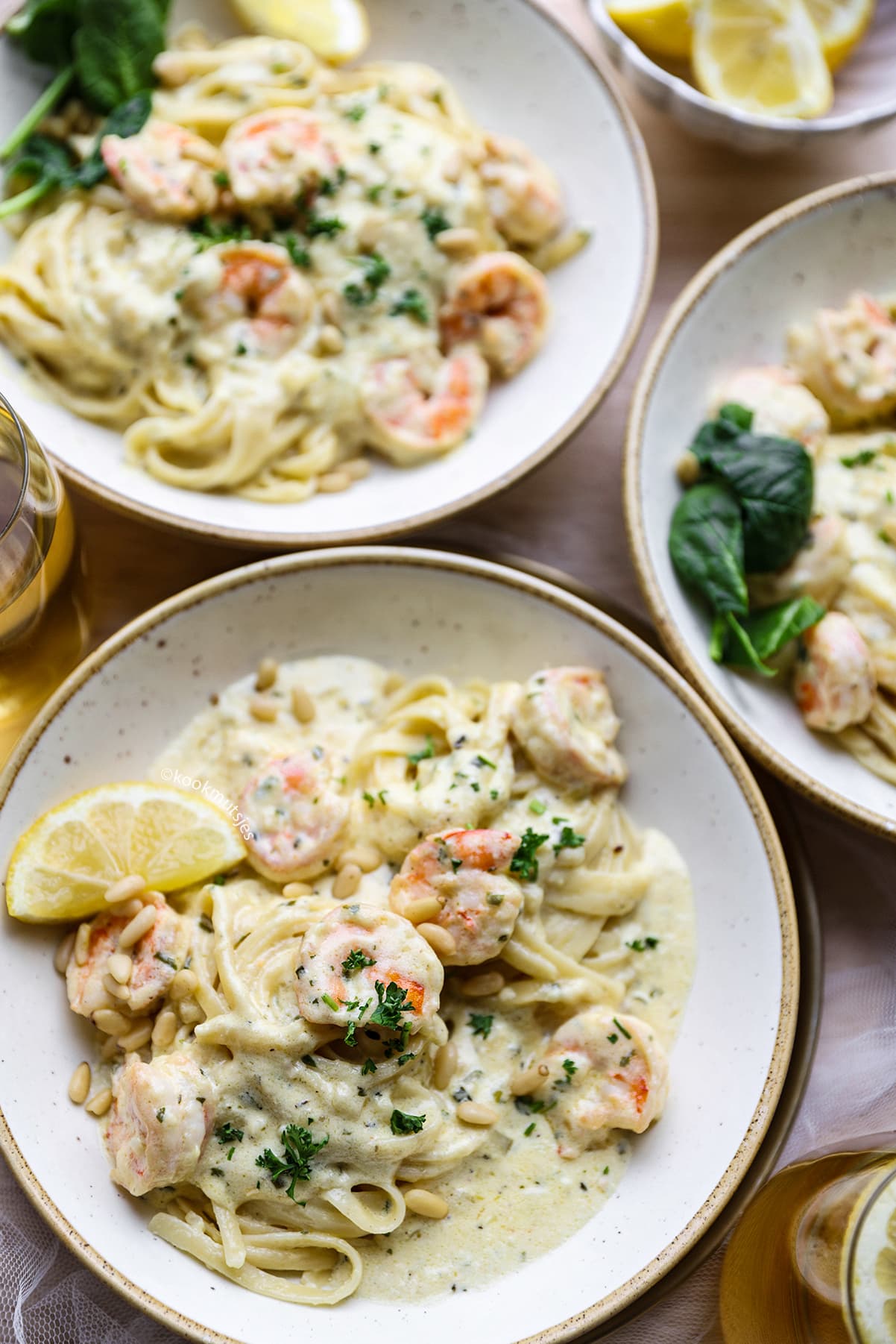 Close-up van Pasta Alfredo met romige saus en geraspte Parmezaanse kaas
