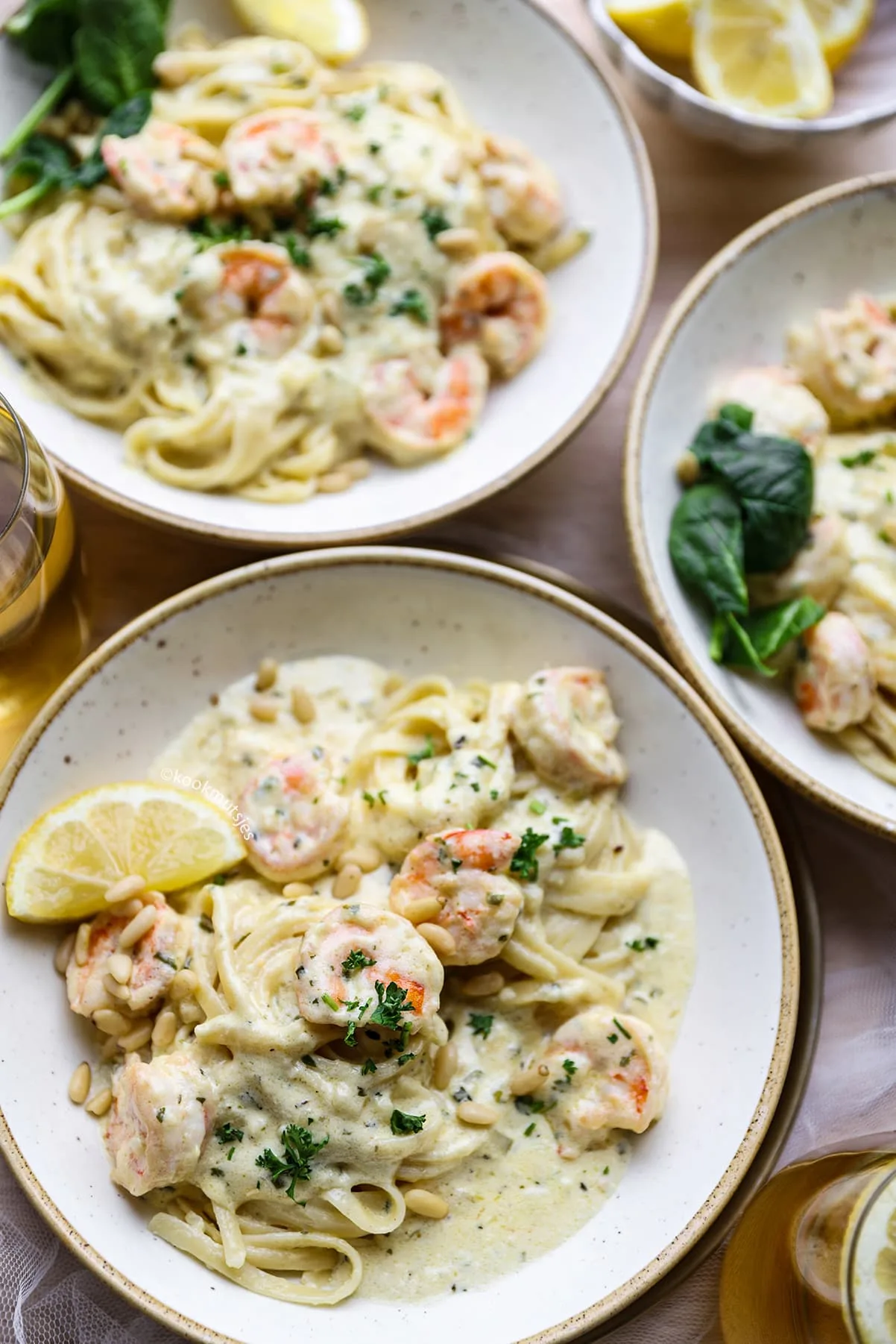 Close-up van Pasta Alfredo met romige saus en geraspte Parmezaanse kaas