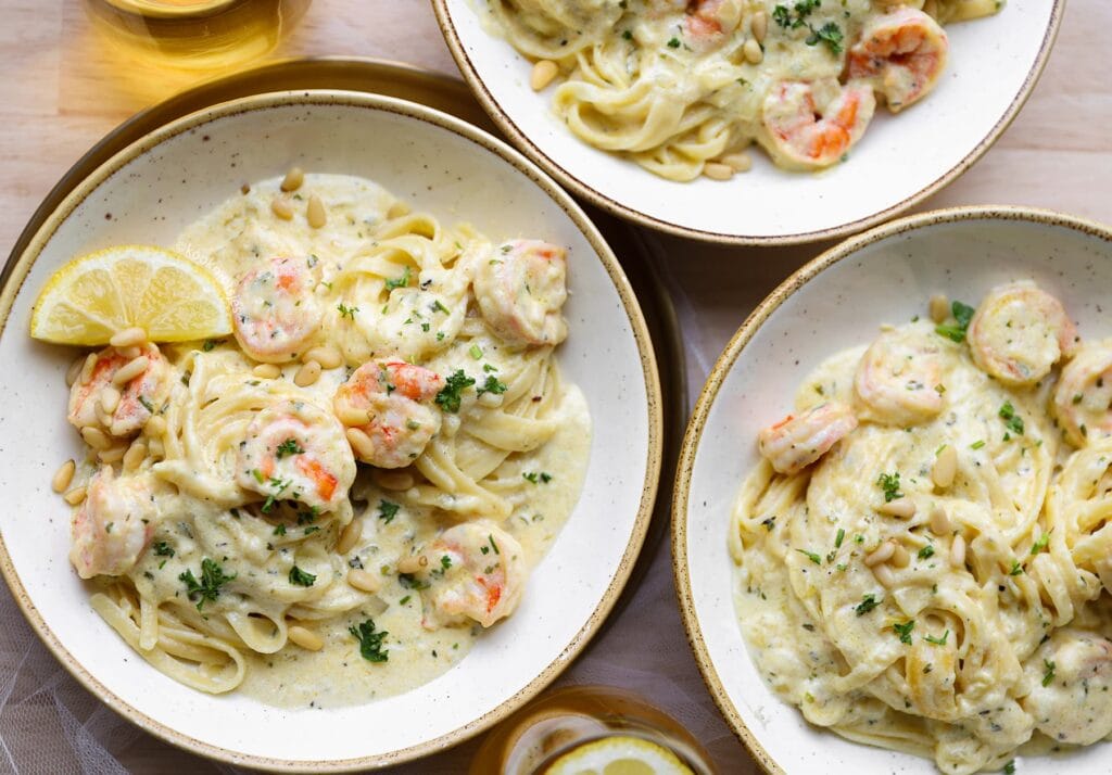 Romige Pasta Alfredo met Parmezaanse kaas en verse peterselie