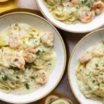Romige Pasta Alfredo met Parmezaanse kaas en verse peterselie