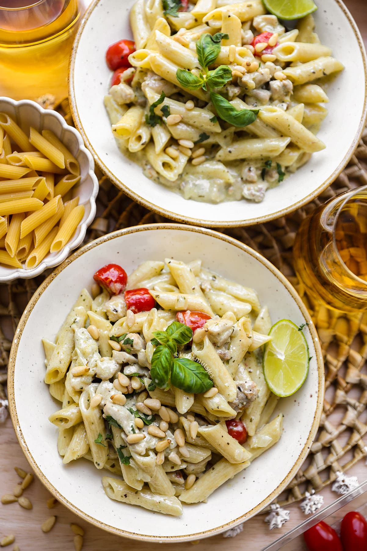 Close-up van pasta pesto met kip, basilicum en kaas