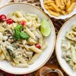 Pasta pesto met kip, romige saus en Parmezaanse kaas in een kom