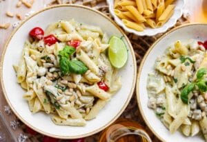 Pasta pesto met kip, romige saus en Parmezaanse kaas in een kom