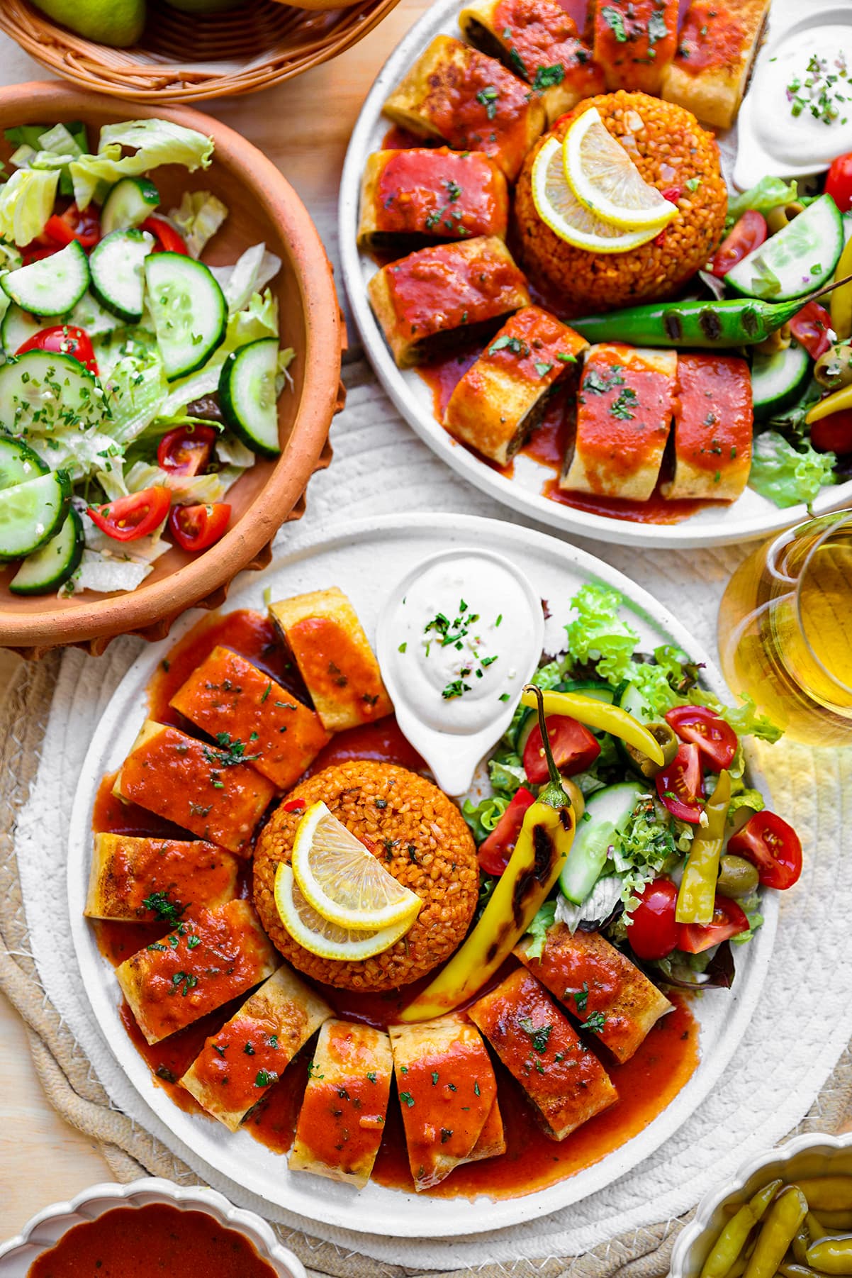 Turkse Beyti kebab met gekruid gehakt in dürüm