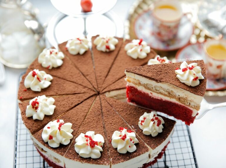 Red velvet tiramisu taart