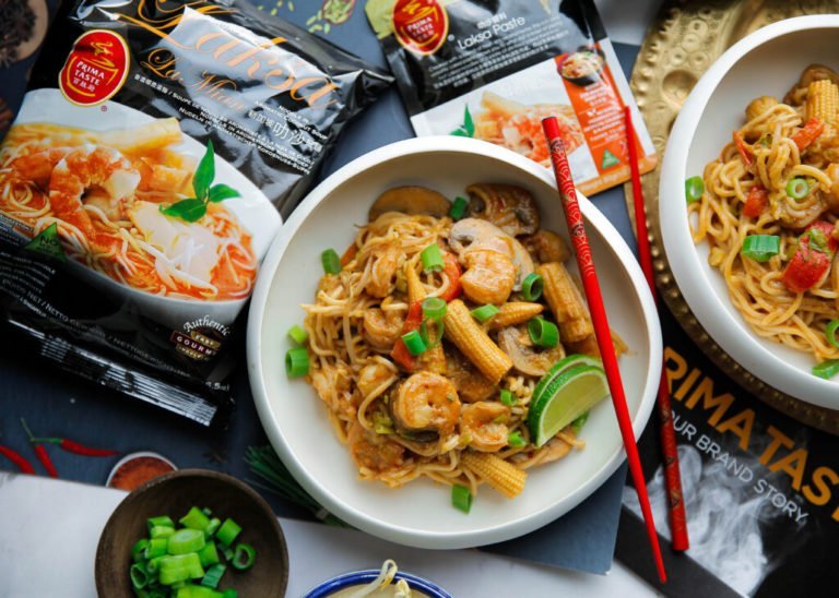 Laksa paste met noedels en garnalen