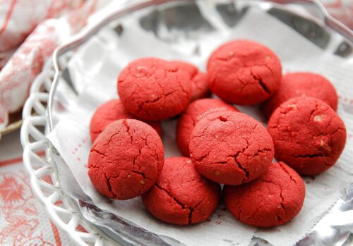 Red velvet ghriba koekjes