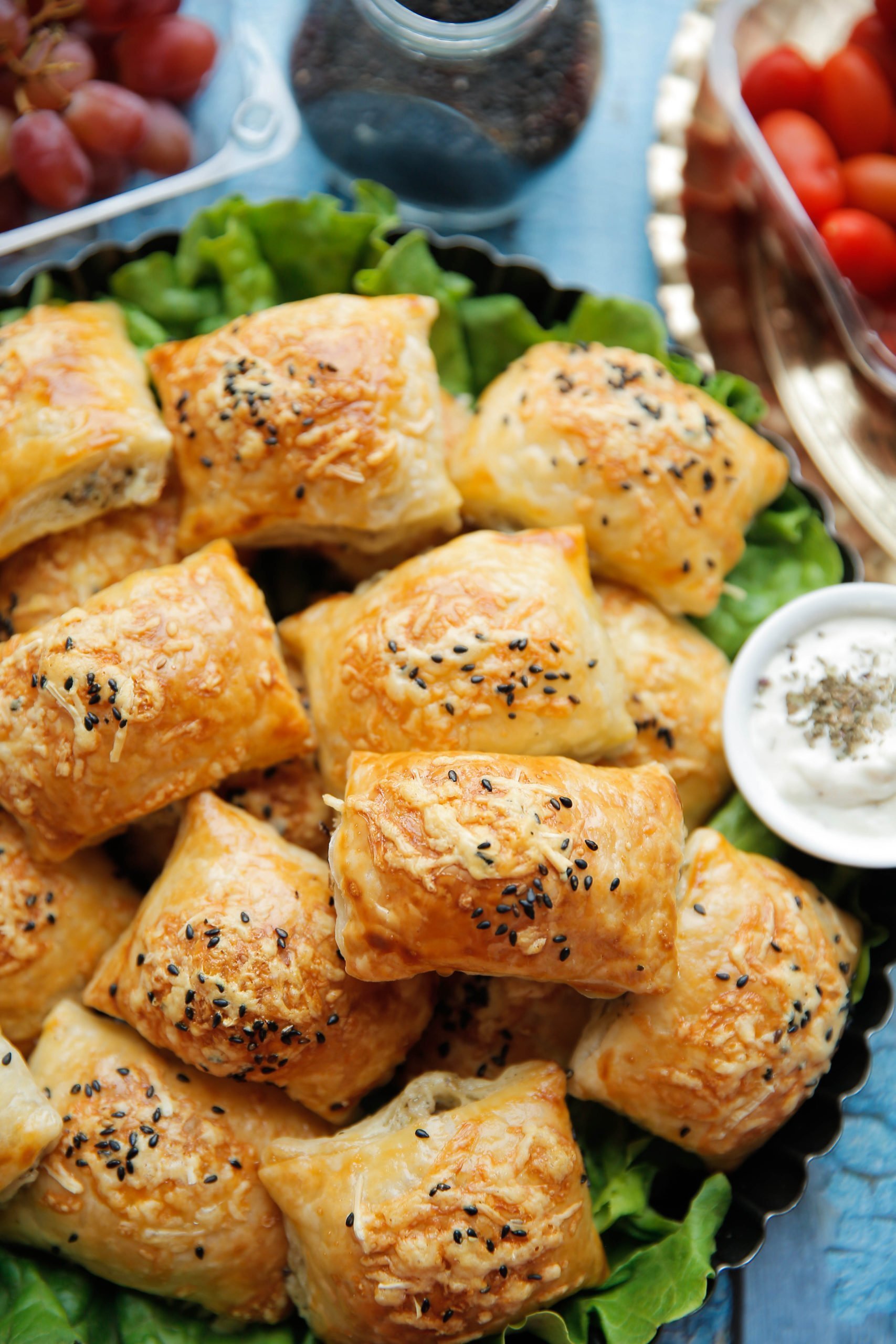 Bladerdeeg pakketjes gevuld met gehakt in knoflooksaus eindresultaat