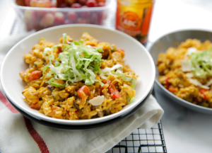 Rijst met kippendijen, groenten in een romige saus