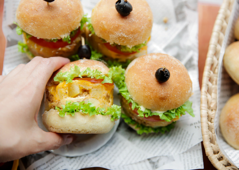 Aardappeltortilla burger met kip