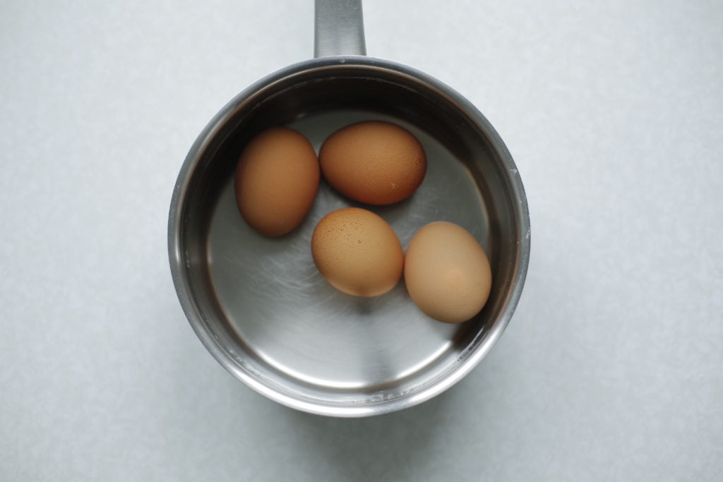 Breng een pan met ruim water aan de kook. Voeg de eieren toe en kook in ca. 10 minuten hard.