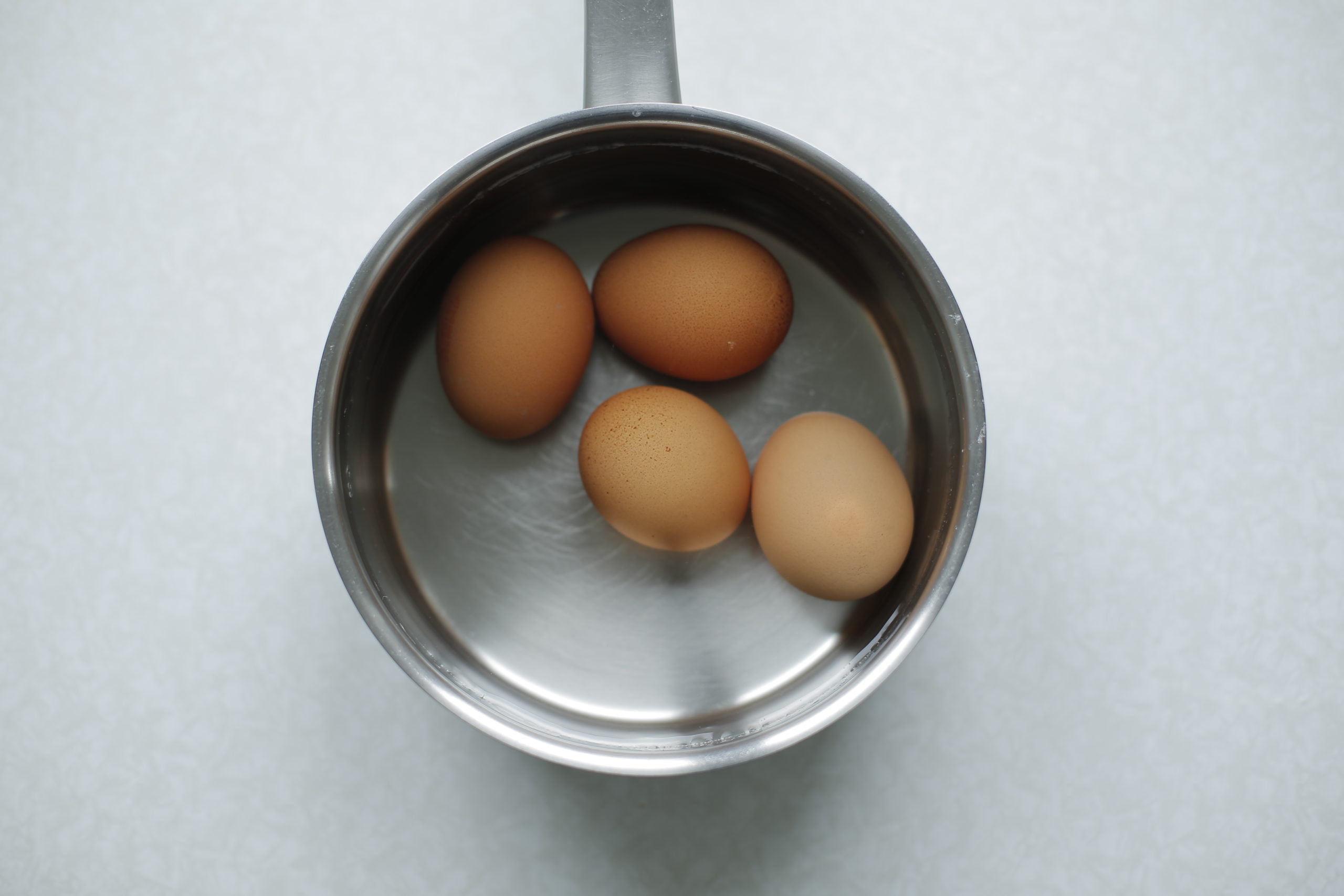 Eieren hard koken in een pan met water