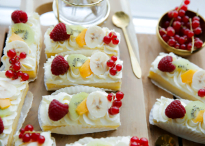 Gele room gebakjes met room Kookmutsjes