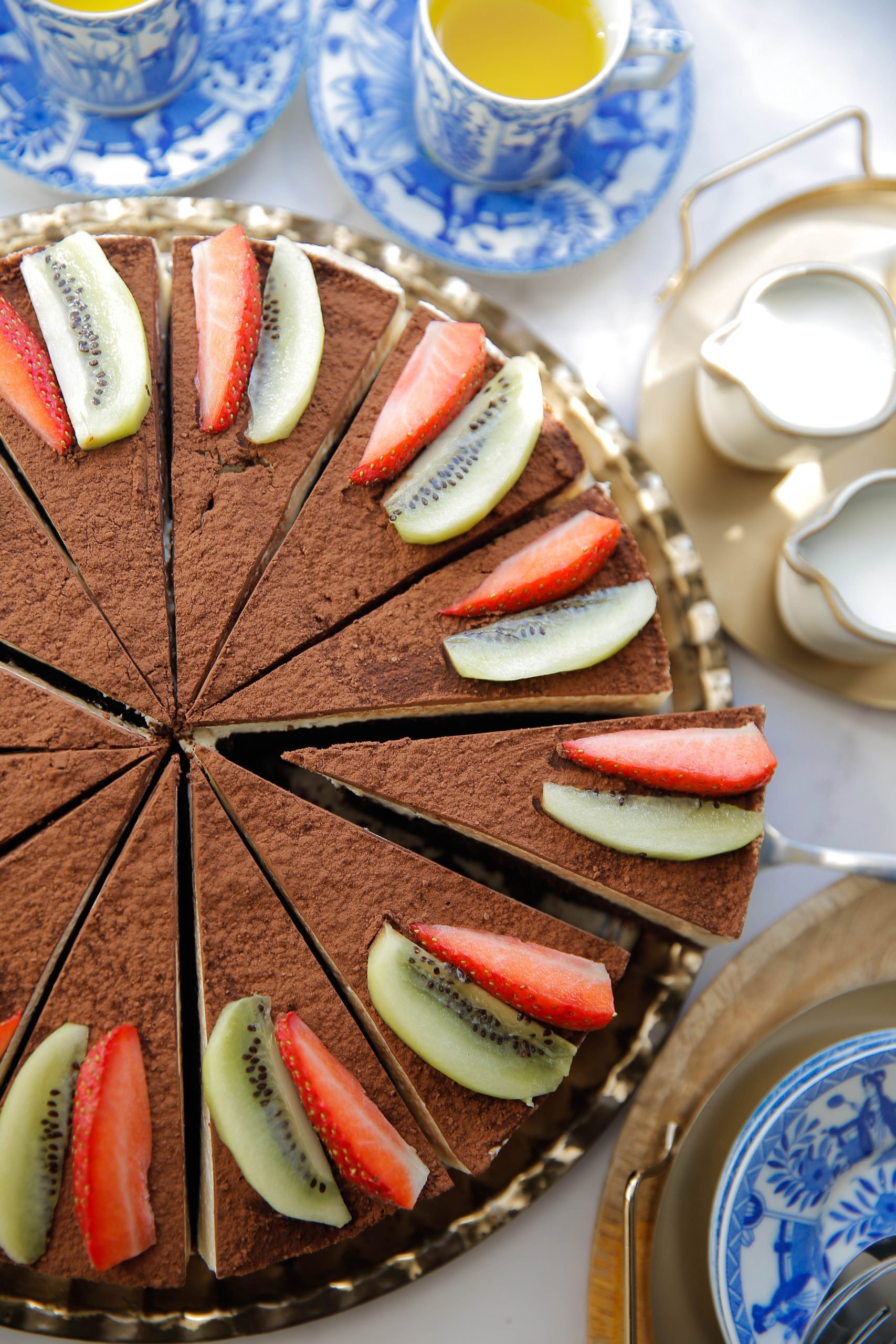 Koffie-chocoladecake met cacaopoeder en stukjes aardbei en kiwi