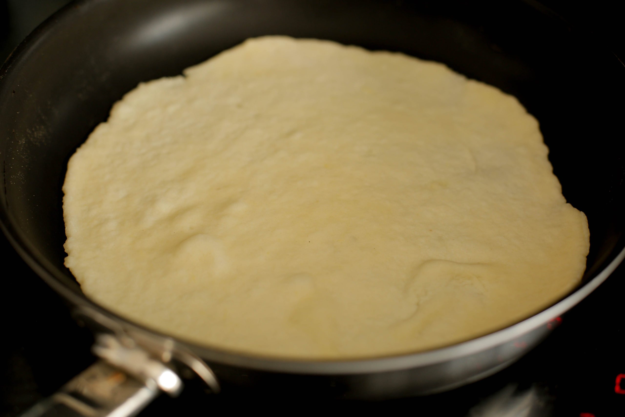 Aardappel naanbroodjes bakken in een pan met dikke bodem