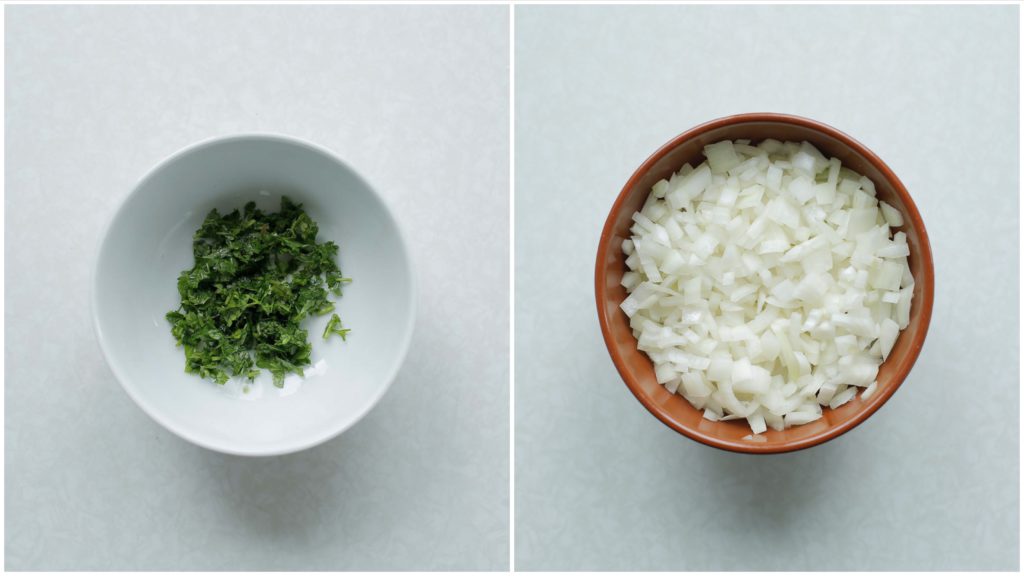 Pel en snipper de gele ui. Hak de peterselie fijn.