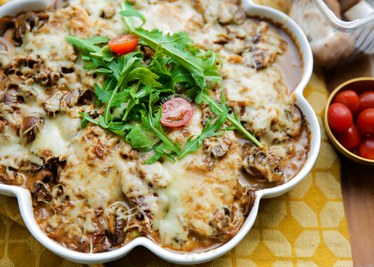 Aardappelschotel met kip en champignonsaus