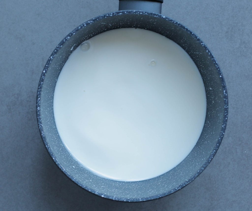 Breng de melk samen met de suiker in een steelpan aan de kook. Wanneer de suiker is opgelost, zet je het vuur uit. Laat compleet afkoelen.