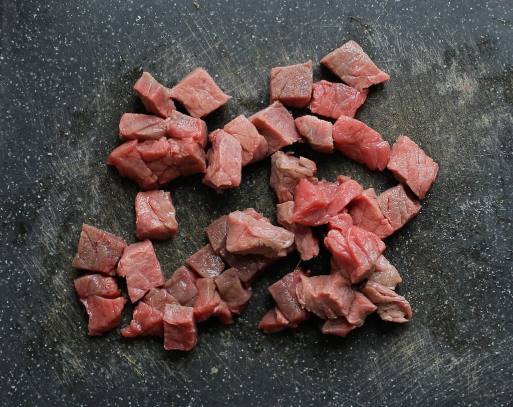 Snijd het kalfsvlees in kleine stukken.