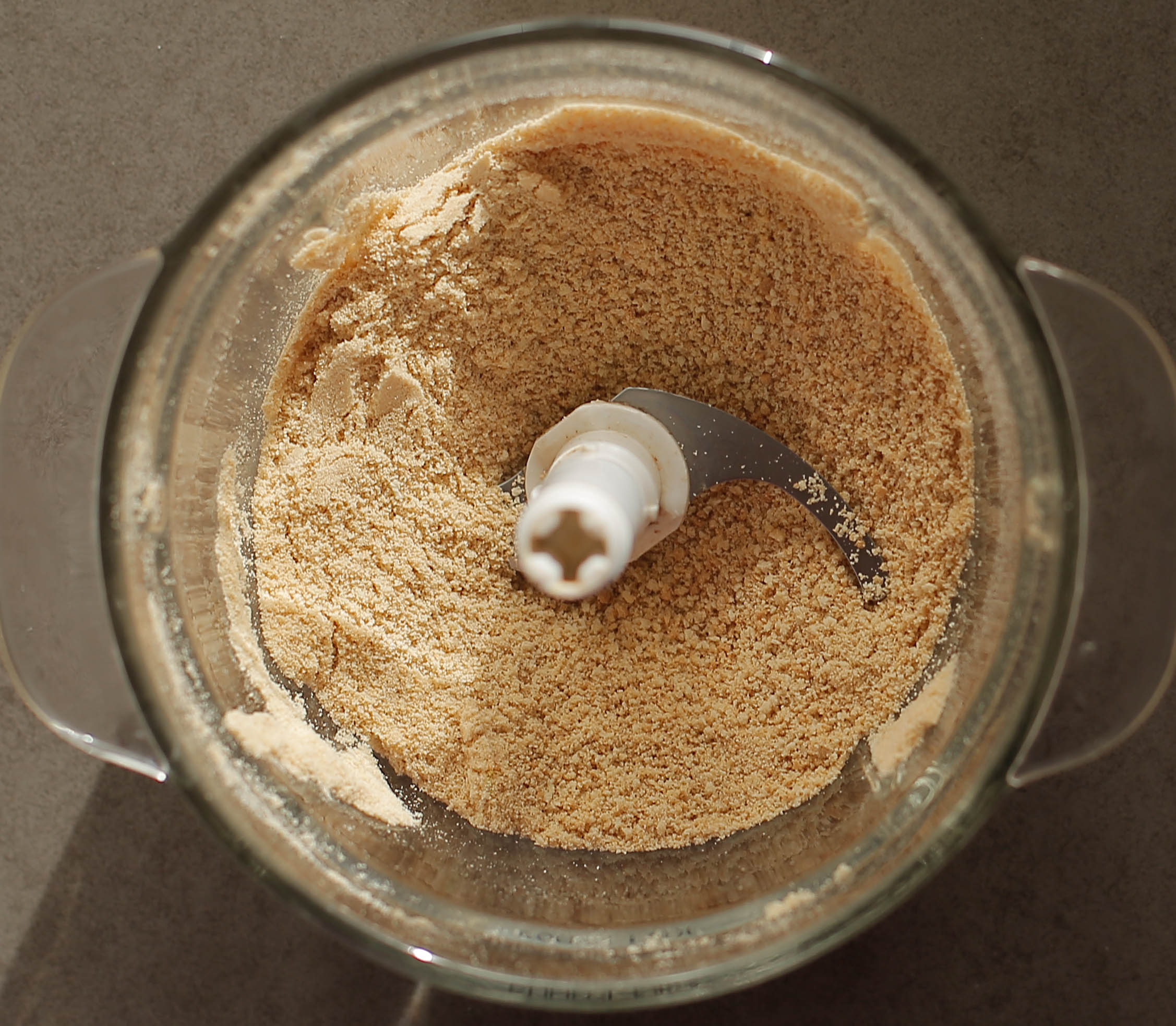 Maria biscuit in een hakmolen fijngemalen