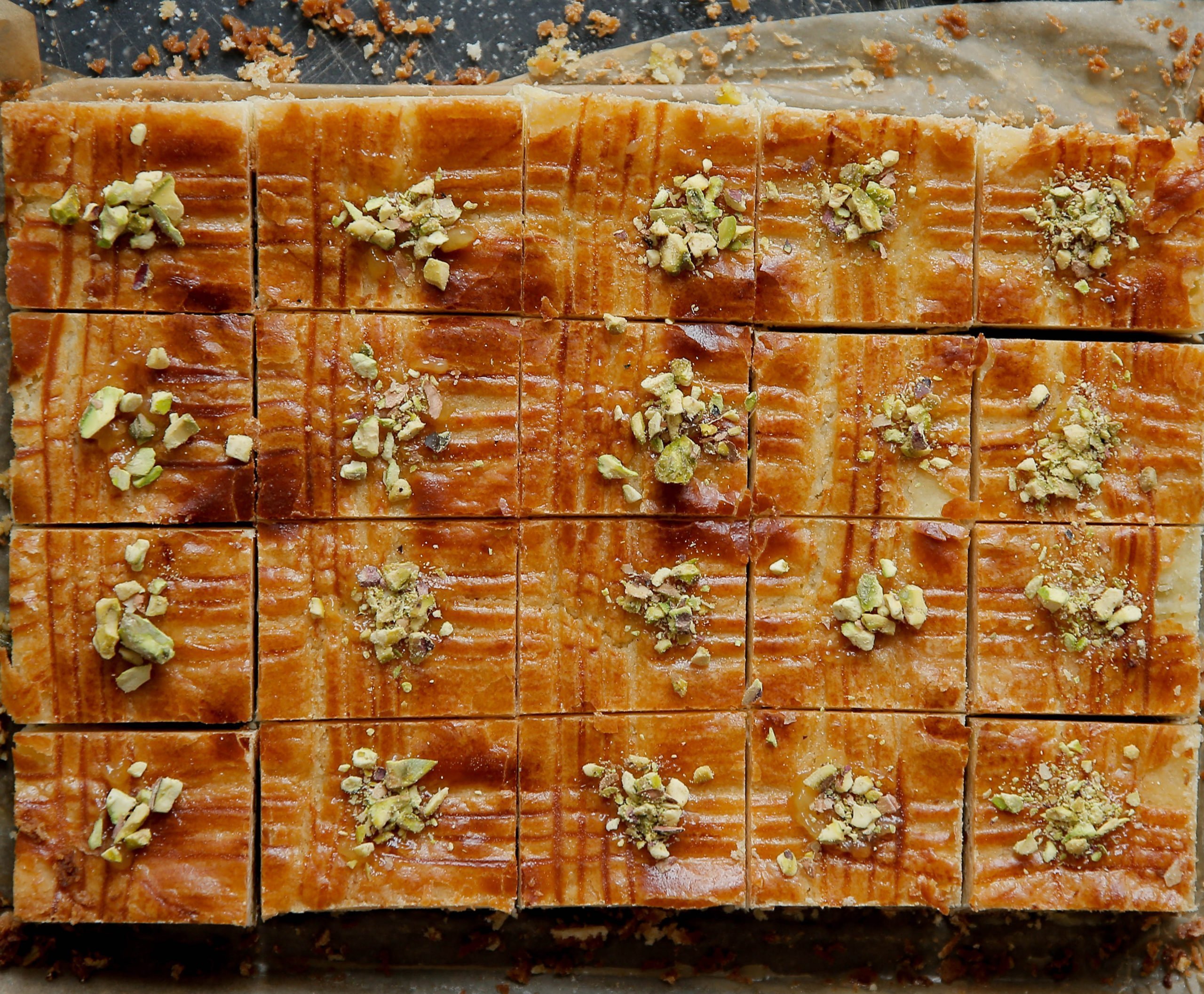 Pistache boterkoek in stukken snijden en garneren