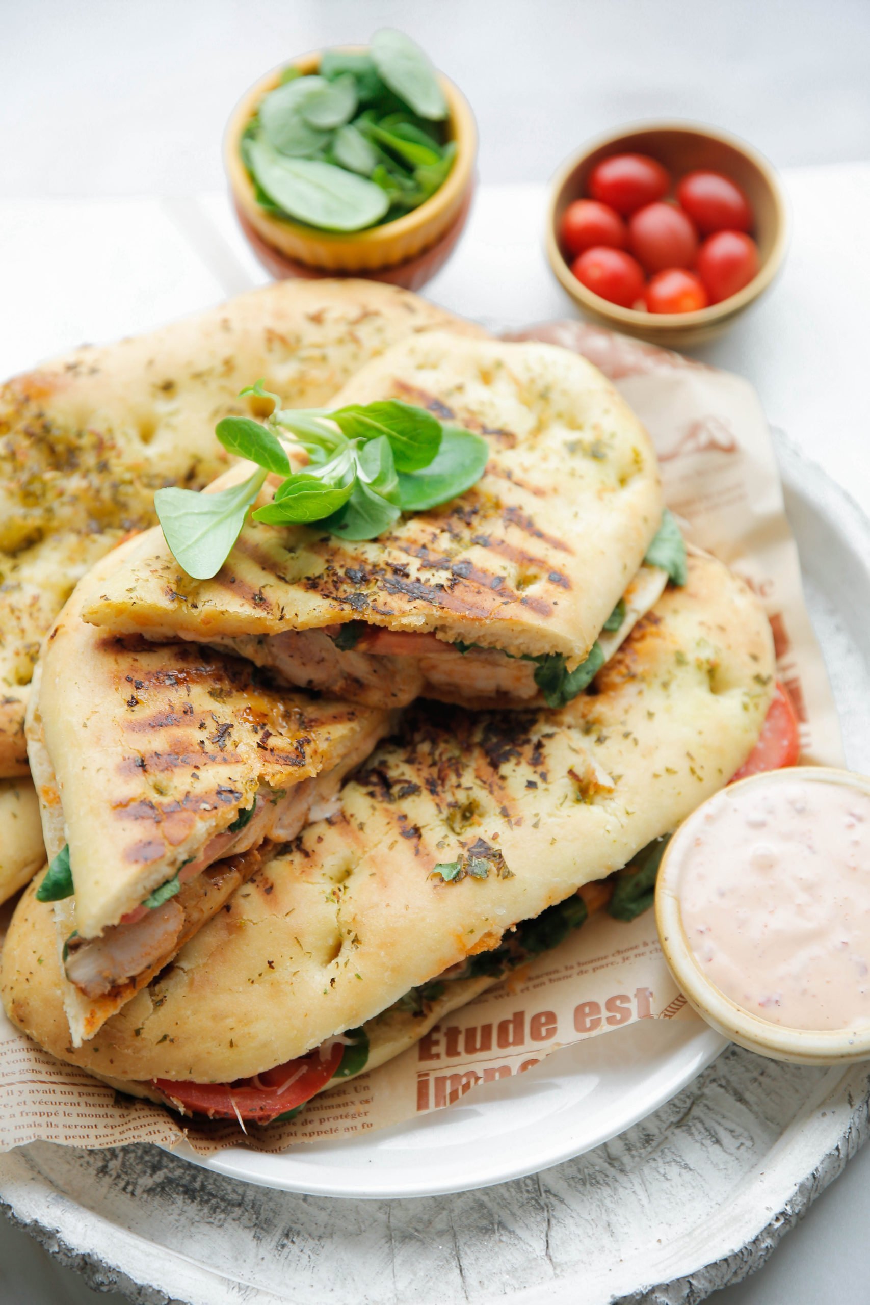 XL knoflookbrood gevuld met kippendijen eindresultaat