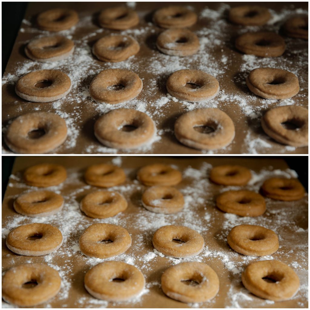 Strooi wat bloem op een vel bakpapier en leg de donuts erop. Laat de donuts rijzen voor een half uur of tot ze in formaat zijn verdubbeld.